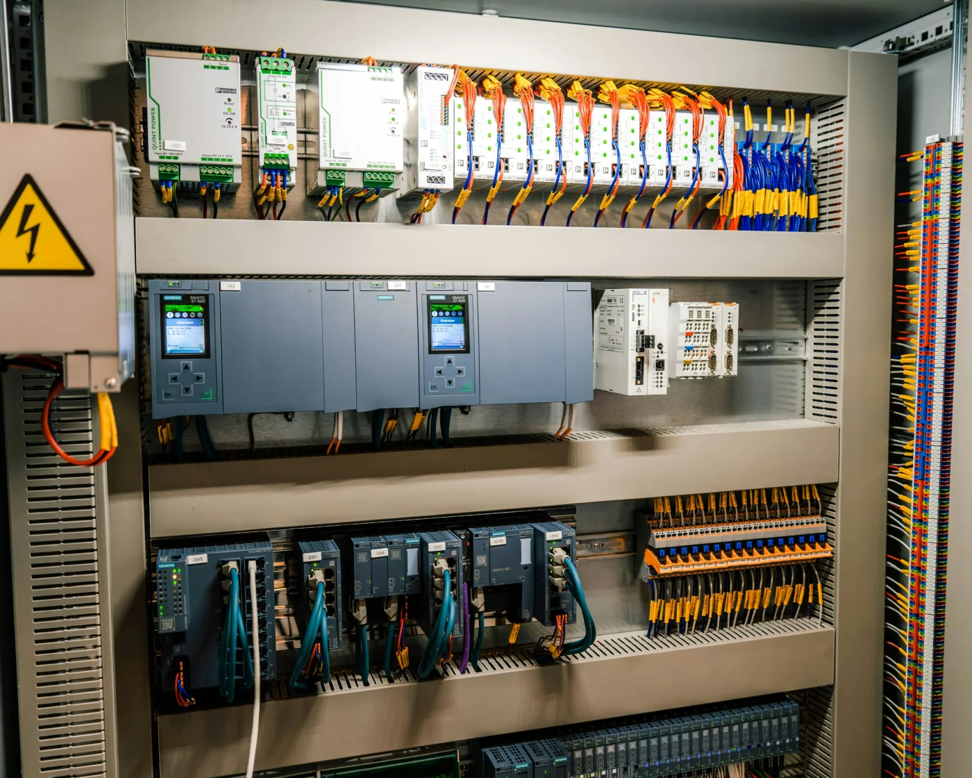 Industrieller Schaltschrank als Symbol für einen sichtbaren und prüfbaren n8n-Workflow