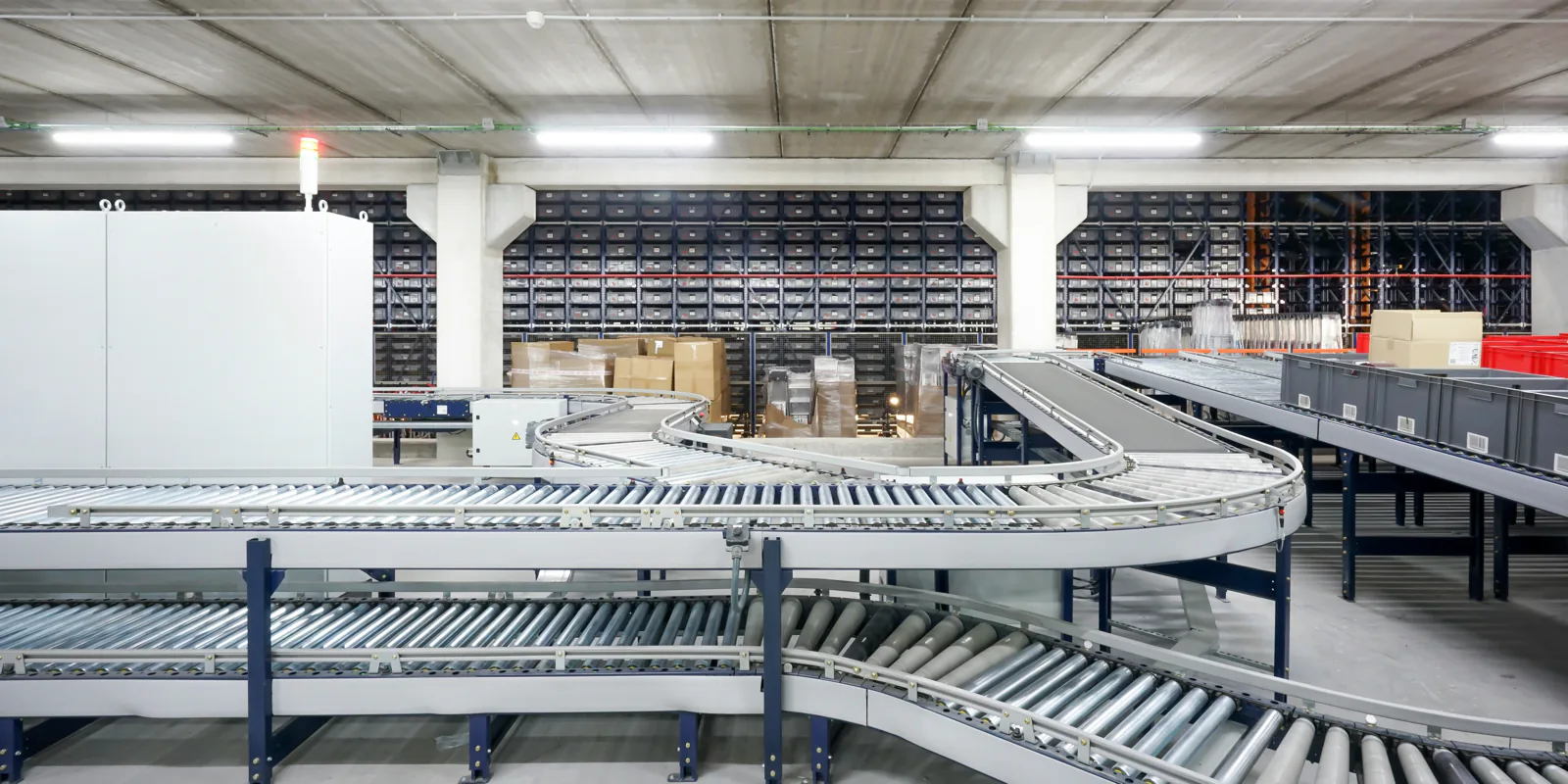 Förderband in einer großen Lagerhalle als Sinnbild für einen lückenlosen Lead-Workflow