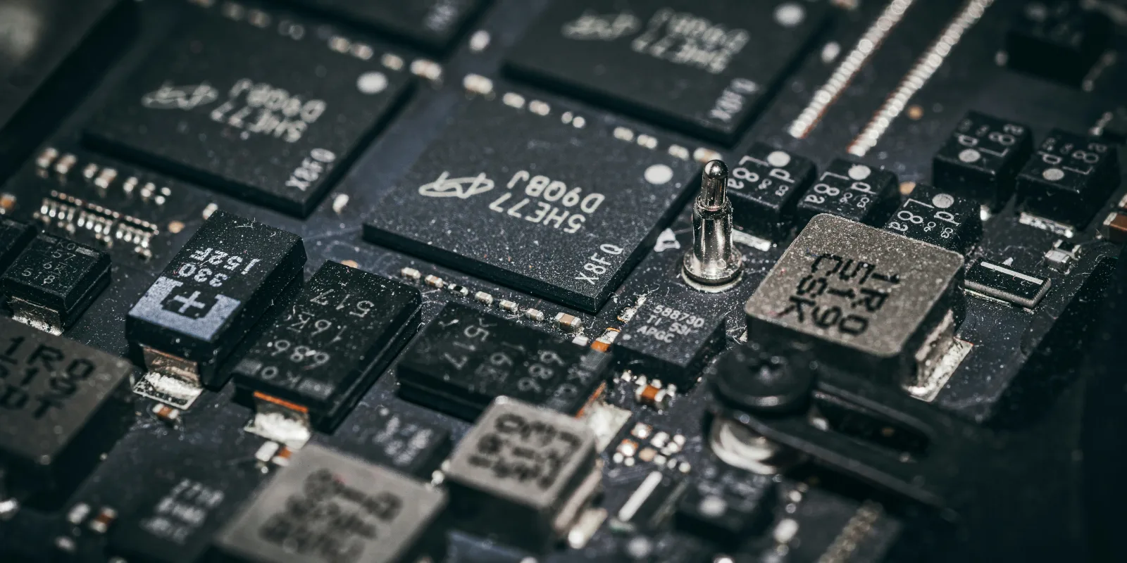 Nahaufnahme einer realen Leiterplatte mit elektronischen Bauteilen