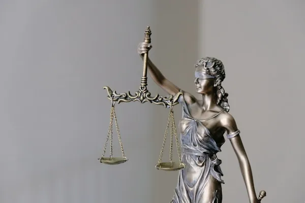 EU AI Act für KMU – europäische Sterne über Aktenordnern