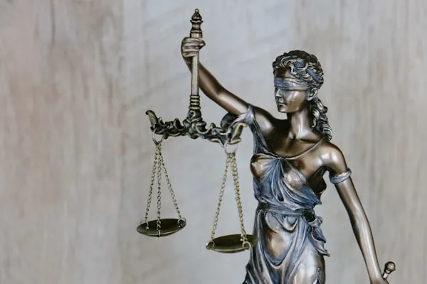 Justitia-Figur mit Waage – Anwaltskanzlei automatisiert Posteingang, Aktenanlage und Fristen mit n8n