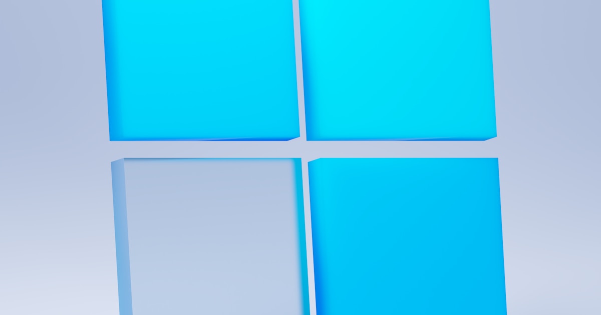 Arbeitsplatz mit Microsoft-365-Anwendungen auf zwei Bildschirmen