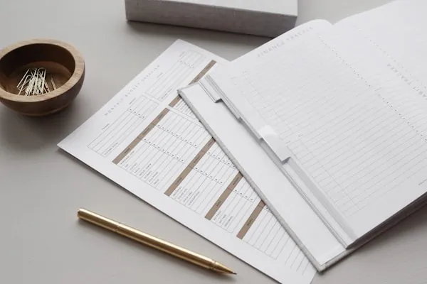 Papierformulare und Rechnungen mit Stift auf einem Schreibtisch – E-Rechnungspflicht 2027 für KMU
