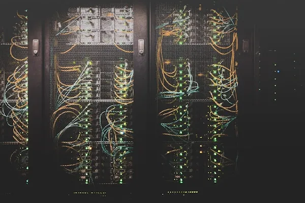 n8n Self-Hosting vs Cloud - Server Infrastruktur Vergleich